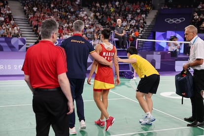 La jugadora española Carolina Marín se retira de la pista tras lesionarse.