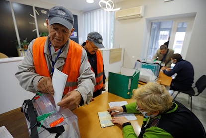 Unos ciudadanos votaban en el referéndum ilegal de anexión rusa de la provincia de Zaporiyia, en septiembre en Melitópol.