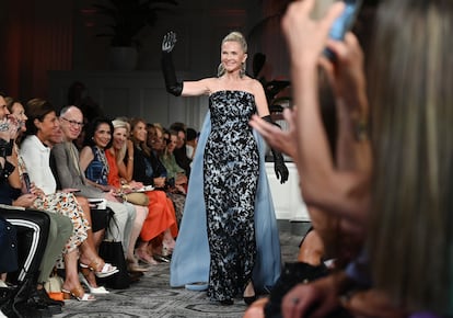 Cornelia Guest desfilando para la firma Dennis Basso, durante la semana de la moda de Nueva York, el 11 de septiembre de 2023.