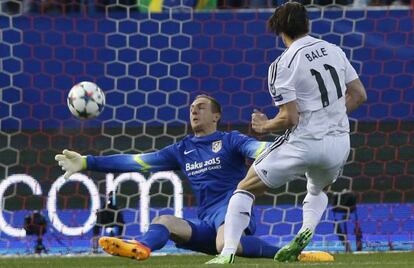 Oblak rebutja el xut de Bale.