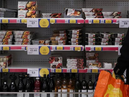 Un hombre hace la compra en un supermercado Tesco, en Inglaterra.