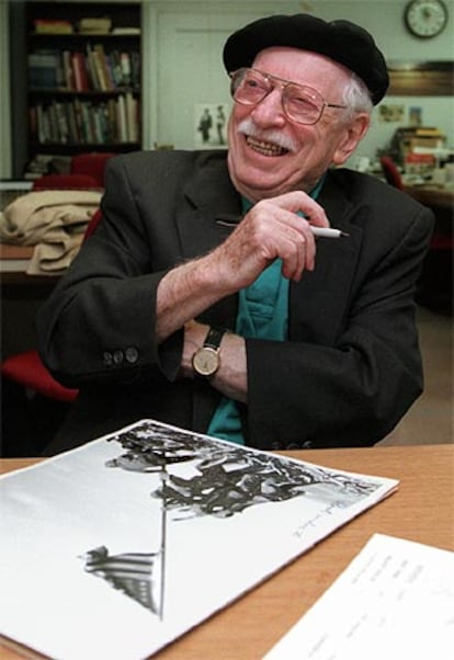 Joe Rosenthal, firmando autógrafos en ejemplares de la foto de Iwo Jima.