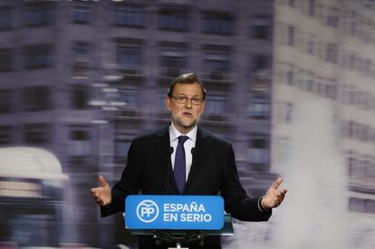 El presidente del Gobierno, Mariano Rajoy, durante su comparecencia ante los medios de comunicaci&oacute;n tras la reuni&oacute;n de su partido.