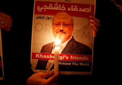 Vigilia en recuerdo del periodista Jamal Khashoggi ante el consulado saudí de Estambul (Turquía) el 25 de octubre de 2018.