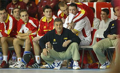 César Argilés, dirigiendo un partido de la selección española.