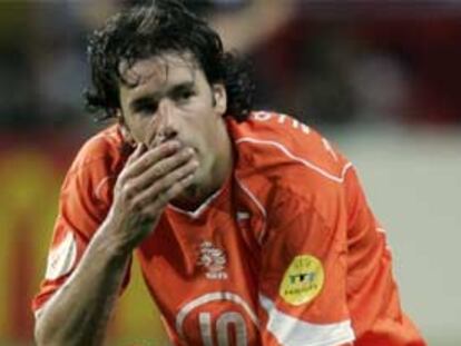 Ruud van Nistelrooy encaja con gesto de decepción la derrota de Holanda ante la República Checa.