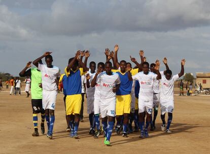 Equipo de fútbol de Ndiawara el día del partido contra un equipo de un pueblo vecino, saludando a la afición.