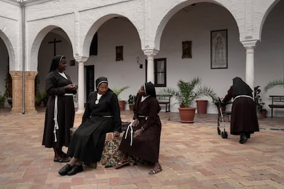 Las hermanas se divierten en el patio durante su día de recreo.