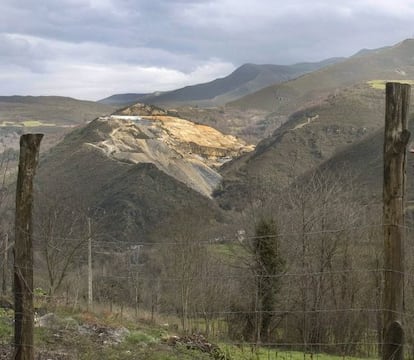 Cantera de pizarra vista desde San Lourenzo de Vilamor (Lugo).