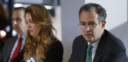 El consejero madrileño de Economía Enrique Ossorio ( dch junto a la directora general de Madrid Excelente Alejandra Polacci.