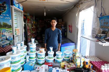 Saif Ali Abdullah, del distrito de al-Shaimaa en Mosul, en el supermercado donde trabaja en el campamento de Khazer, al este de Mosul, Irak. Antes de que el Estado Islámico entrara en Mosul en 2014, era un estudiante de secundaria.
