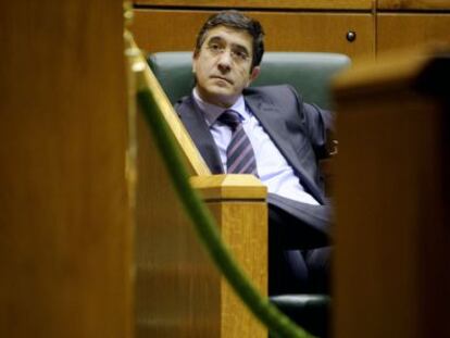 Patxi López sigue el pleno del parlamento desde su escaño.