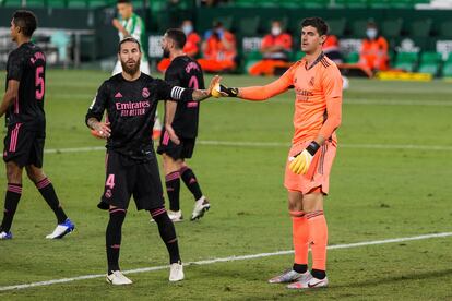 Sergio Ramos y Courtois, en el partido entre el Betis y el Real Madrid este sábado en el Benito Villamarín.