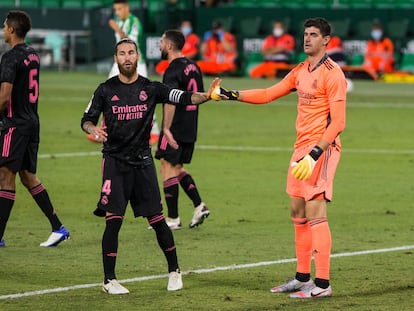 Sergio Ramos y Courtois, en el partido entre el Betis y el Real Madrid este sábado en el Benito Villamarín.