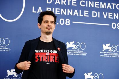 El cineasta Damien Chazelle, presidente del jurado del Festival de Venecia, posa este miércoles con una camiseta de apoyo a la huelga de actores y guionistas de Hollywood.