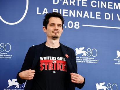El cineasta Damien Chazelle, presidente del jurado del Festival de Venecia, posa este miércoles con una camiseta de apoyo a la huelga de actores y guionistas de Hollywood.