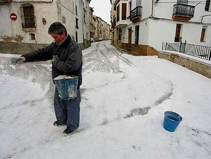 Una persona esparcía sal, ayer, en las calles nevadas de Vilafranca.