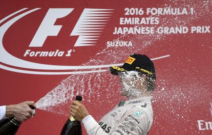 El piloto alemán de Fórmula Uno Nico Rosberg (Mercedes) dio un golpe al Mundial de pilotos con una victoria en el Gran Premio de Japón. En la imagen, Rosberg celebra su victoria.