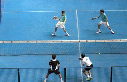 Di Nenno y Stupaczuk (al fondo), durante la final del Mundial de Pádel contra los españoles Santos y Fernández.