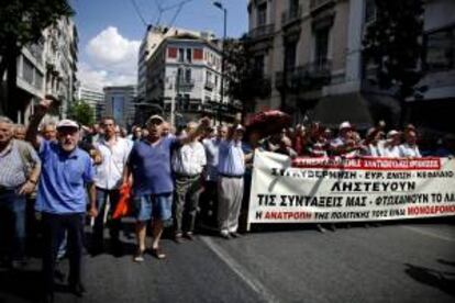 Pensionistas griegos protestan durante una manifestación en contra de los recortes en las pensiones en el centro de Atenas (Grecia). EFE/Archivo