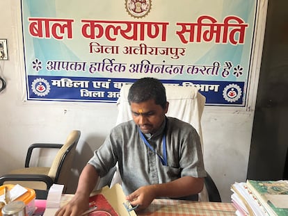 Rem Singh Dodwa, in his office at the center where missing girls are investigated, on October 10, 2023 in Alirajpur.