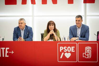 Pedro Sánchez, junto a la presidenta del PSOE, Cristina Narbona, y su secretario de Organización, Santos Cerdán, este miércoles en la reunión de la ejecutiva federal del partido, en una imagen distribuida por el PSOE