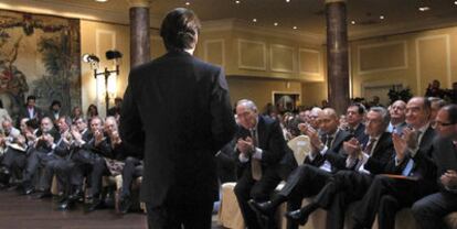 José María Aznar (de espaldas), durante el acto de FAES celebrado ayer. El exdiputado del PP Manuel Pizarro le aplaude en primera fila.