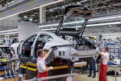 En la zona de ensamblaje de carrocería se montan los soportes que luego permitirán anclar el resto de piezas que definen la imagen del coche.