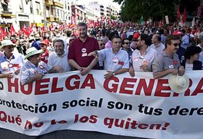 Cabecera de la manifestación, con los dirigentes de UGT, Cándido Méndez, tercero por la izda., y de CC OO, José María Fidalgo, a su izda.