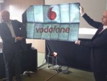 Directivos de Vodafone muestran la minired para llevar en una mochila.