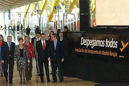 De izquierda a derecha, el presidente de AENA, Manuel Azuaga; la ministra de Fomento, Magdalena Álvarez; la presidenta de la Comunidad de Madrid, Esperanza Aguirre; el presidente del Gobierno, José Luis Rodríguez Zapatero, y el alcalde de Madrid, Alberto Ruiz-Gallardón, ayer durante la inauguración de la nueva terminal del aeropuerto de Barajas.