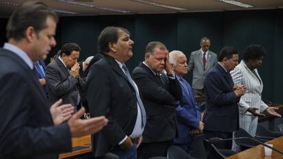 Deputados evangélicos brasileiros rezam no Congresso.