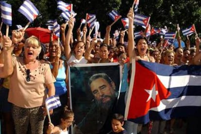 Cientos de personas participan, en La Habana, en un acto en apoyo a Fidel Castro.