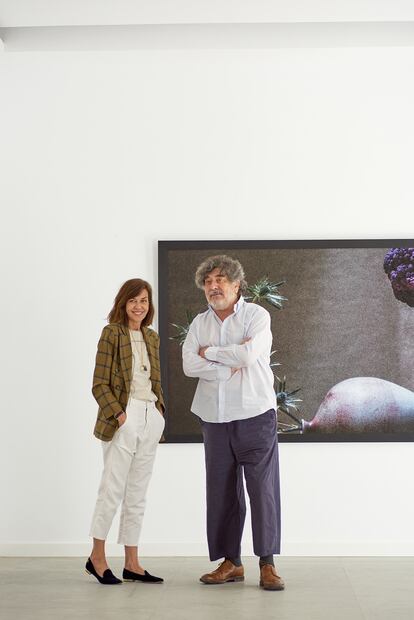 La fotógrafa Anuca Aísa junto al galerista Miquel Alzueta.