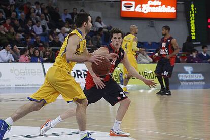 Yogev Ohayon dirige el juego ante la presión de Heurtel.