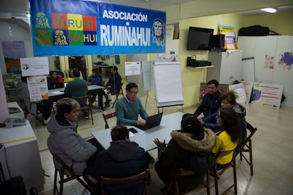 Reunión para elaboración del manifiesto contra la violencia, la delincuencia y el narcotráfico en Ecuador en la asociación Rumiñahui de Madrid, este miércoles.