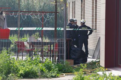 Miembros la Guardia Civil investigan en el interior de la residencia de mayores en Villafranca de Ebro, este viernes. 
