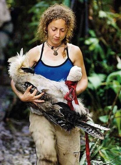 Ruth Muñiz rescata un águila harpía herida.