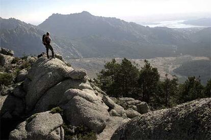 Un excursinista divisa el valle desde La Pedriza.