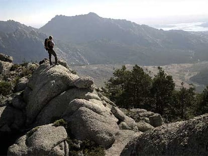 Un excursinista divisa el valle desde La Pedriza.