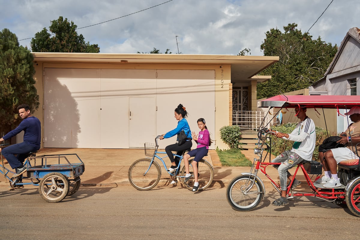Without fuel, but pedaling on: The new bicycle boom in Cuba