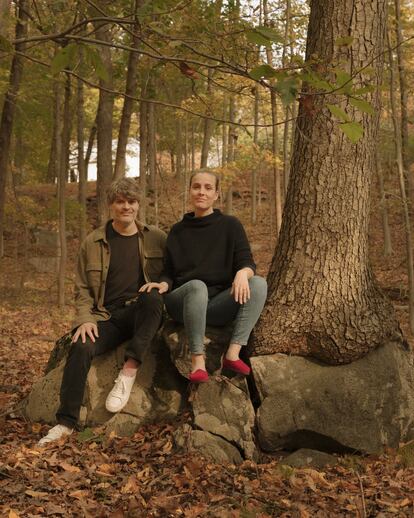 Edo Costantini y Delfina Braun, en el bosque que rodea su casa de Bedford, en Nueva York. La pareja de artistas ha creado un reducto de paz y tranquilidad marcado por su aproximación polifacética al arte y a la meditación.