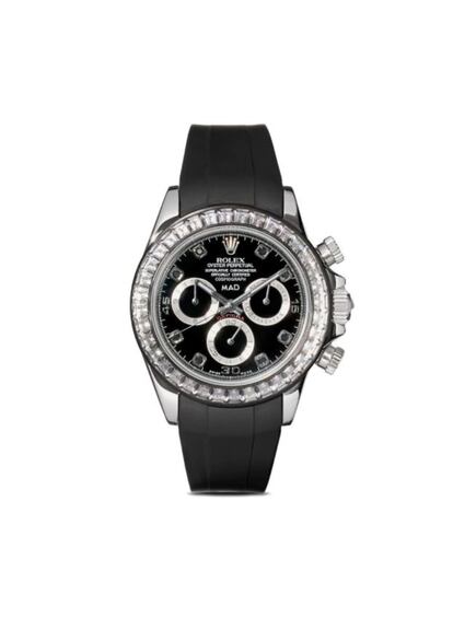 Mad Paris selecciona relojes de alta gama, los personaliza y los convierte en piezas aún más especiales. Un ejemplo es este Rolex Cosmograph Daytona de 40mm que, tras su paso por el taller artesano, se convierte en una nueva joya y reinventa el concepto del lujo. Este modelo en acero inoxidable presenta una esfera redonda, movimiento automático, brazalete ajustable y cierre con broche. Además, incorpora dos pulsadores para la función cronógrafo.  Relojes clásicos transformados en piezas de diseño. Precio: 101.913 euros.