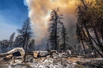 El gobernador de California, Gavin Newson, declaró el sábado el estado de emergencia en el condado de Mariposa, en el centro del Estado de California, debido a los efectos de los incendios forestales. En la imagen, casas y pertenencias destrozadas por el fuego, cerca de Midpines (California).