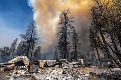 El gobernador de California, Gavin Newson, declaró el sábado el estado de emergencia en el condado de Mariposa, en el centro del Estado de California, debido a los efectos de los incendios forestales. En la imagen, casas y pertenencias destrozadas por el fuego, cerca de Midpines (California).