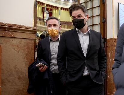 El diputado de ERC, Gabriel Rufián (derecha), durante el pleno del Congreso celebrado este martes.