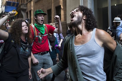 Los manifestantes se han concentrado en distintos puntos del sur de la isla de Manhattan y han convergido sobre la calle donde se encuentra la Bolsa.