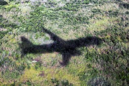 La sombra del avión volando entre Ruanda y Burundi.