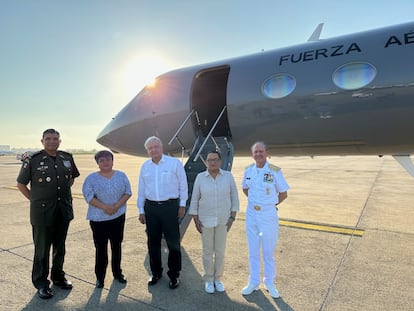 Luis Cresencio Sandoval, Raquel Buenrostro, Andrés Manuel López Obrador, Rosa Icela Rodríguez y Rafael Ojeda llegan al aeropuerto de San Francisco (Estados Unidos).