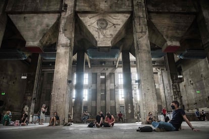 Los visitantes escuchan la instalación sonora "Once canciones - Halle am Berghain" en el club Berghain de Berlín (Alemania). Las autoridades de Sanidad de Alemania han registrado en las últimas 24 horas 781 nuevos casos de coronavirus y siete muertos, frente a los 815 contagios y los diez fallecidos del día anterior, según el balance publicado este sábado por del Instituto Robert Koch (RKI), la agencia gubernamental encargada del control de enfermedades infecciosas.